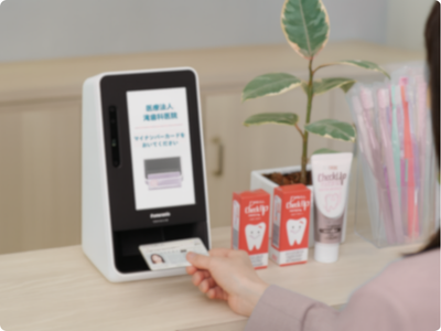 マイナンバーカードを提示している画像